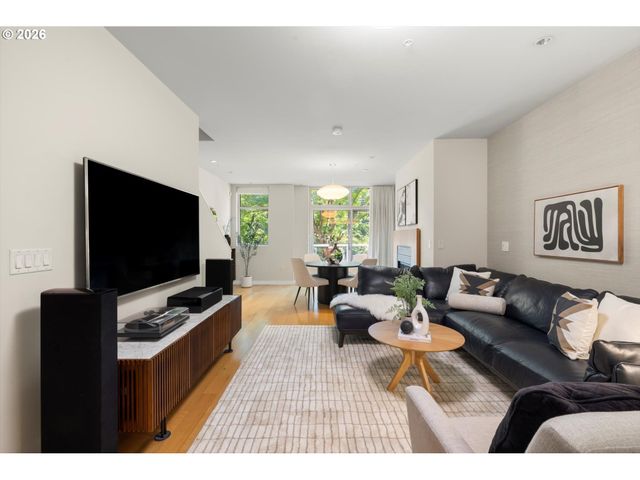 819 S PENNOYER St, Portland, OR 97239