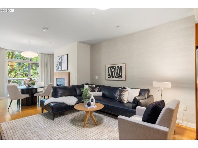 819 S PENNOYER St, Portland, OR 97239