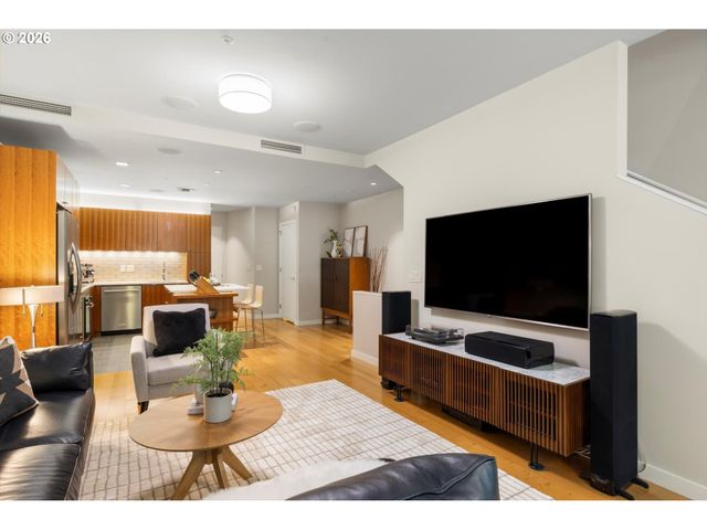 819 S PENNOYER St, Portland, OR 97239