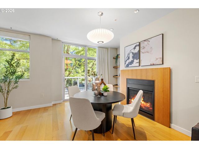 819 S PENNOYER St, Portland, OR 97239