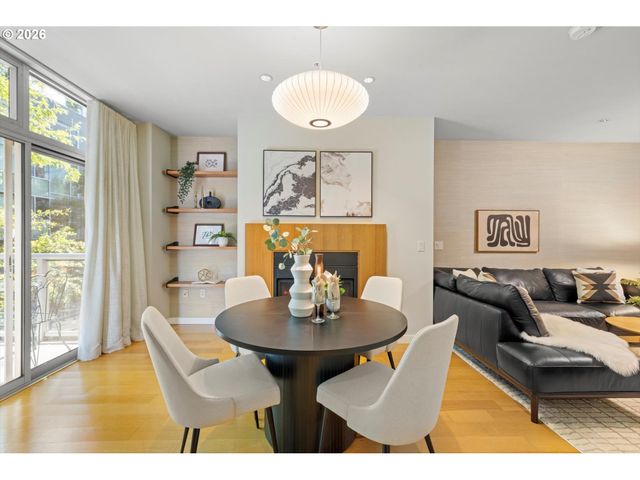 819 S PENNOYER St, Portland, OR 97239