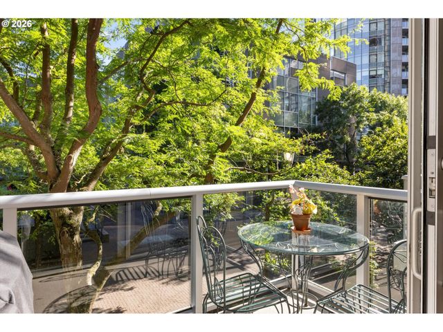 819 S PENNOYER St, Portland, OR 97239