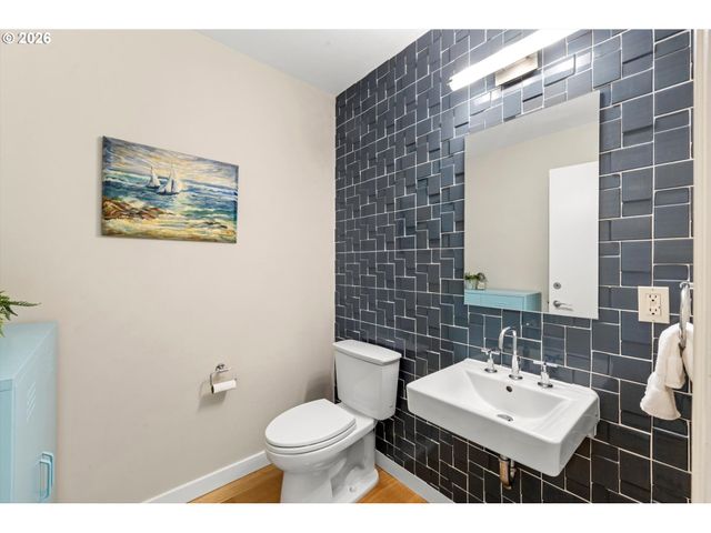 819 S PENNOYER St, Portland, OR 97239