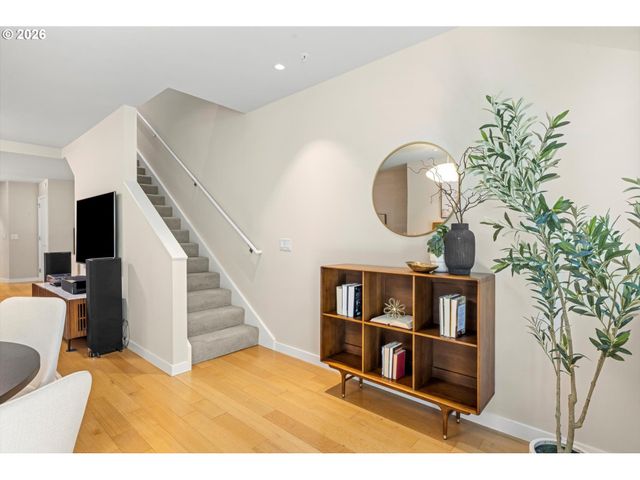 819 S PENNOYER St, Portland, OR 97239