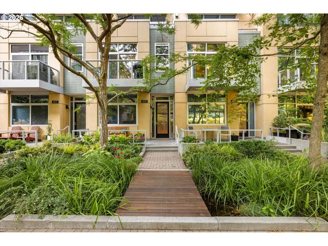 819 S PENNOYER St, Portland, OR 97239