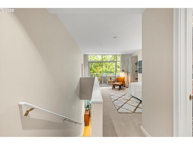 819 S PENNOYER St, Portland, OR 97239