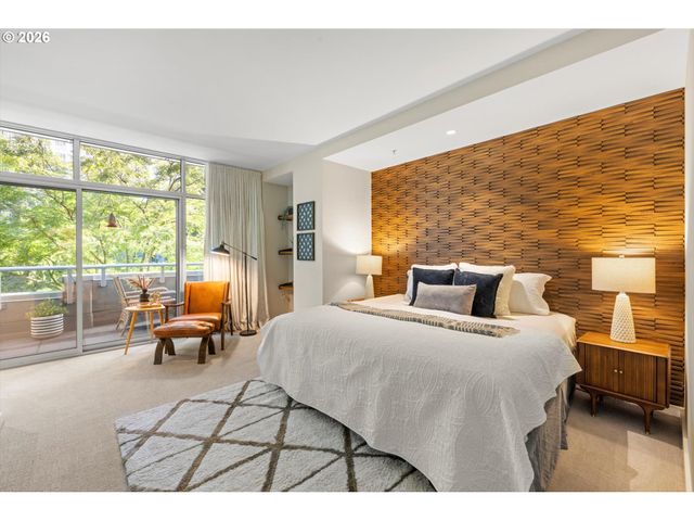 819 S PENNOYER St, Portland, OR 97239