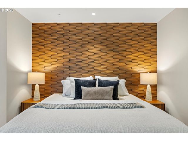 819 S PENNOYER St, Portland, OR 97239