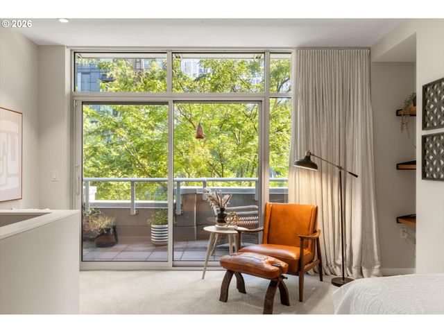 819 S PENNOYER St, Portland, OR 97239