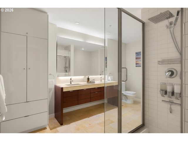 819 S PENNOYER St, Portland, OR 97239