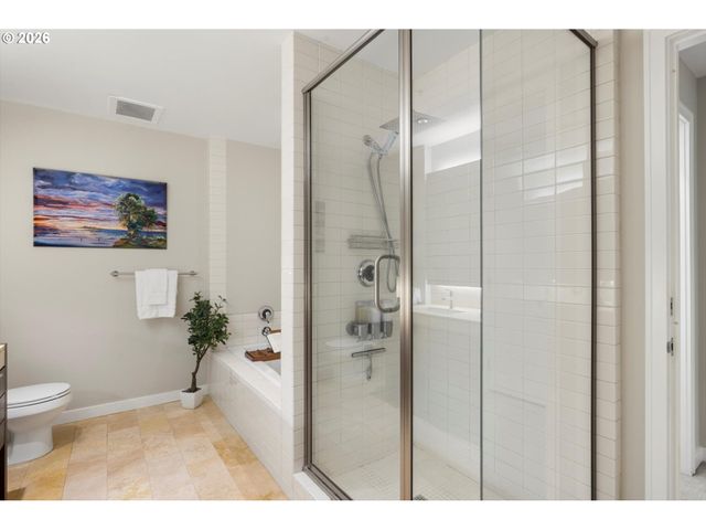 819 S PENNOYER St, Portland, OR 97239