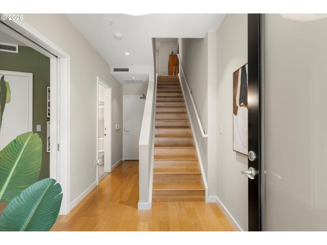 819 S PENNOYER St, Portland, OR 97239