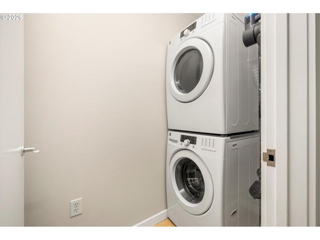 819 S PENNOYER St, Portland, OR 97239