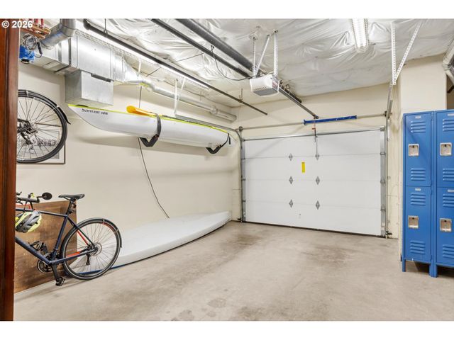 819 S PENNOYER St, Portland, OR 97239