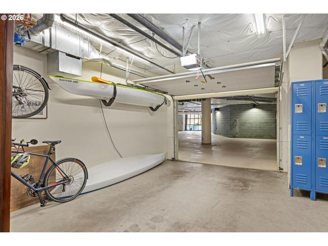 819 S PENNOYER St, Portland, OR 97239