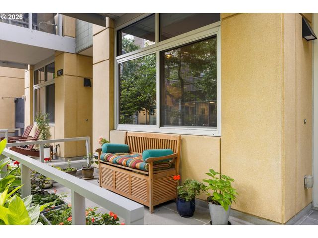 819 S PENNOYER St, Portland, OR 97239