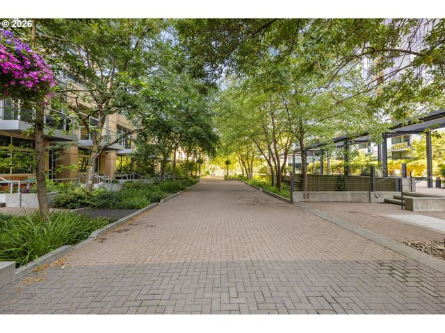 819 S PENNOYER St, Portland, OR 97239