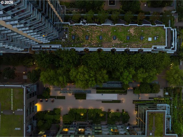 819 S PENNOYER St, Portland, OR 97239