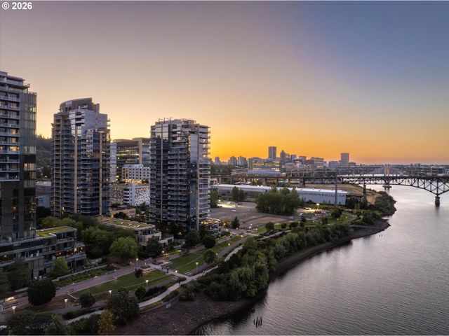 819 S PENNOYER St, Portland, OR 97239