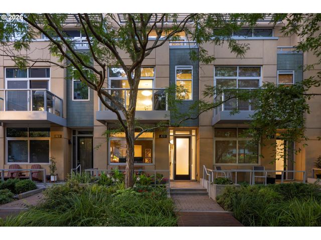 819 S PENNOYER St, Portland, OR 97239