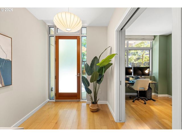 819 S PENNOYER St, Portland, OR 97239