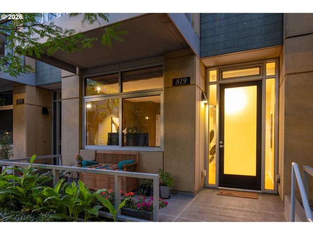 819 S PENNOYER St, Portland, OR 97239