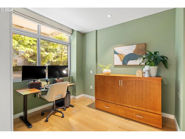 819 S PENNOYER St, Portland, OR 97239