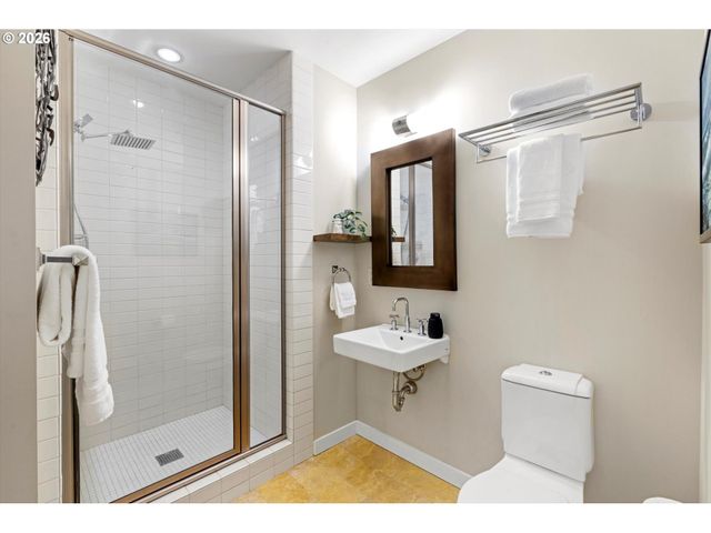 819 S PENNOYER St, Portland, OR 97239