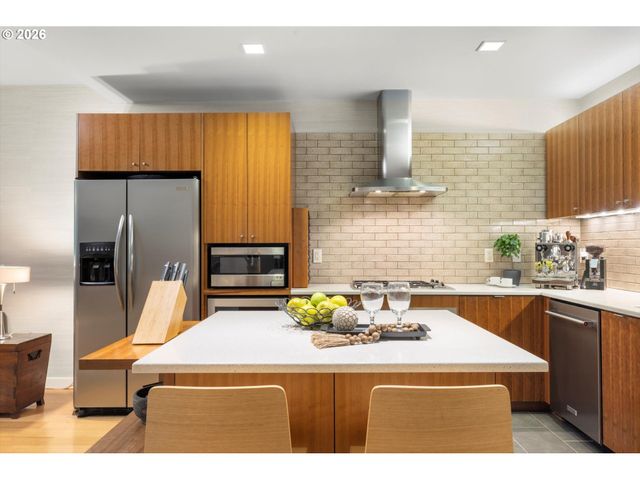 819 S PENNOYER St, Portland, OR 97239