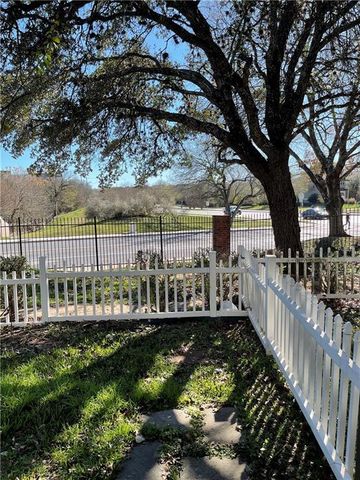 1841 River Crossing CIR B, Austin, TX 78741