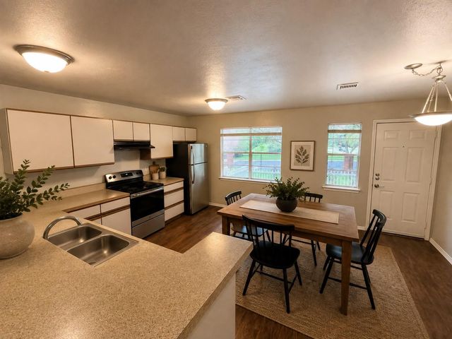 1841 River Crossing CIR B, Austin, TX 78741