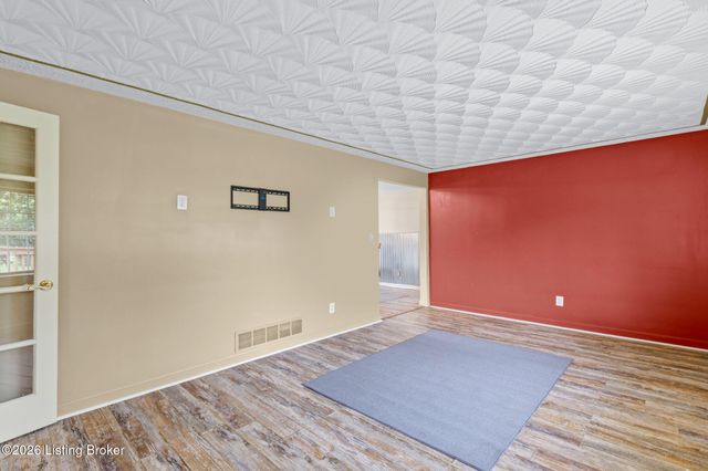 5225 Venus Dr, Louisville, KY 40258