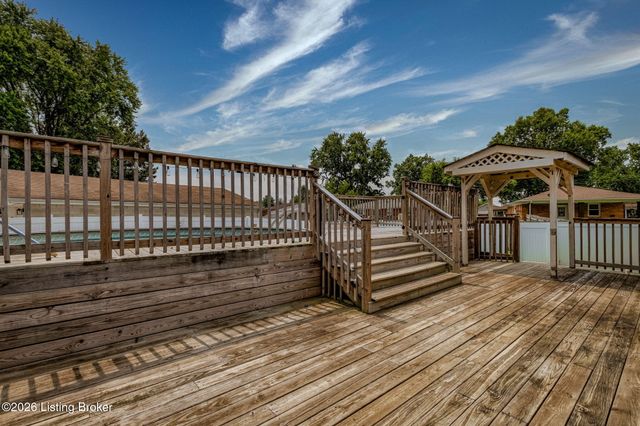 5225 Venus Dr, Louisville, KY 40258