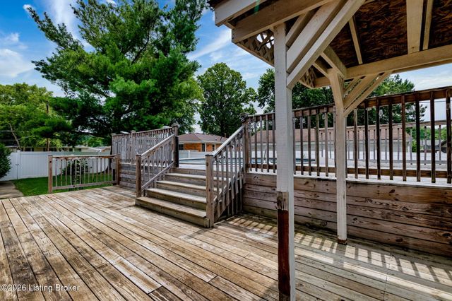 5225 Venus Dr, Louisville, KY 40258