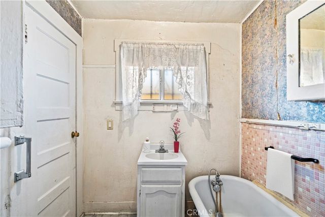 1542 E 83rd, Los Angeles, CA 90001