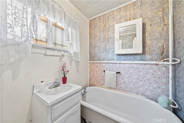 1542 E 83rd, Los Angeles, CA 90001