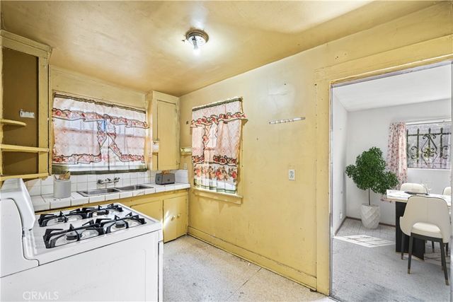 1542 E 83rd, Los Angeles, CA 90001