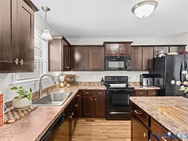 11210 Hill Ridge Ct, Ashland, VA 23005