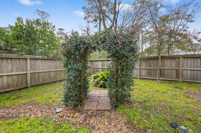 46 Pebble Cove Drive, The Woodlands, TX 77381