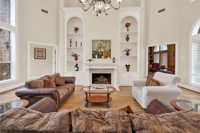 46 Pebble Cove Drive, The Woodlands, TX 77381