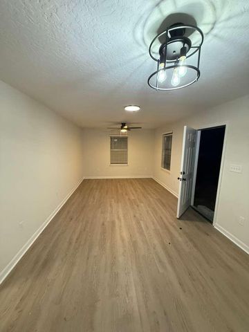 2202 Avenida De Sol, Navarre, FL 32566