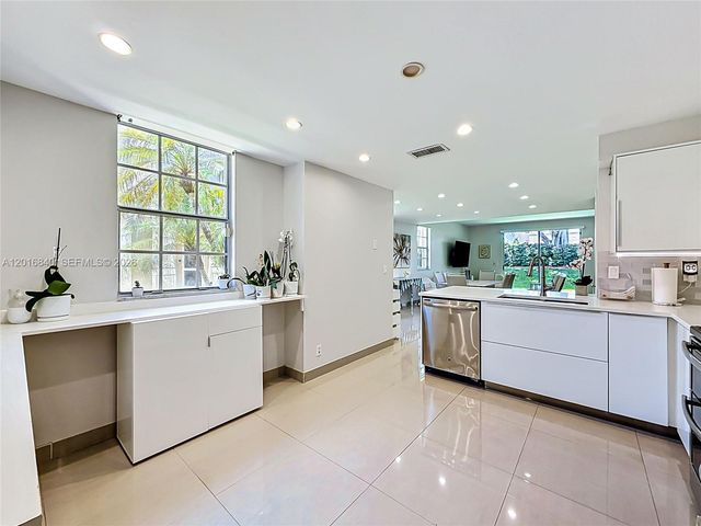 952 Sevilla Cir, Weston, FL 33326