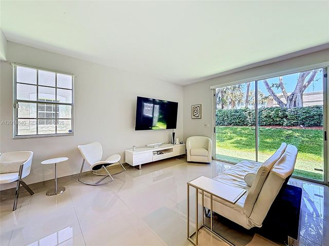 952 Sevilla Cir, Weston, FL 33326