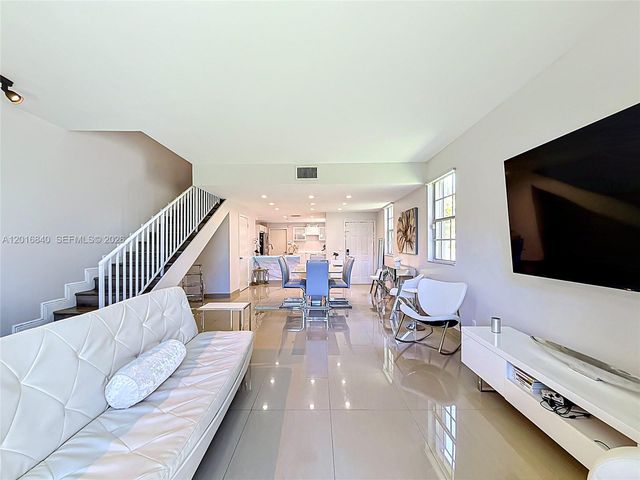 952 Sevilla Cir, Weston, FL 33326