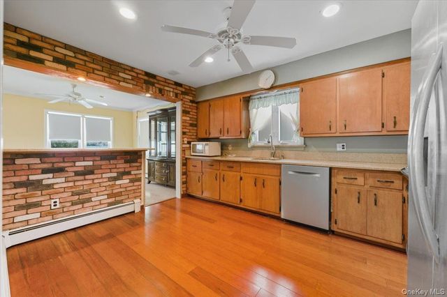 401 W Walnut Street Upper, Long Beach, NY 11561