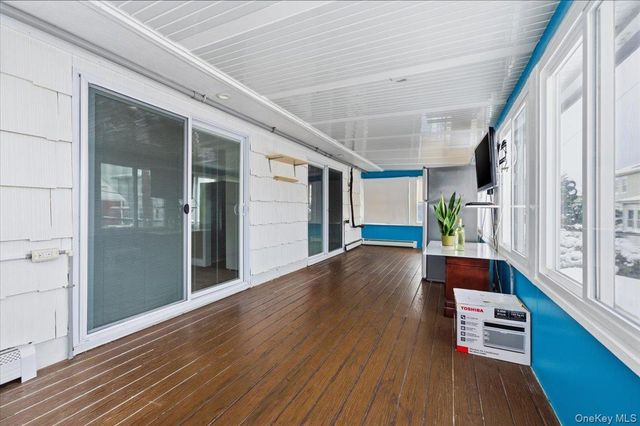 401 W Walnut Street Upper, Long Beach, NY 11561