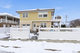 401 W Walnut Street Upper, Long Beach, NY 11561
