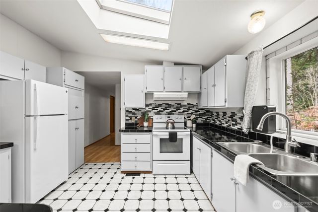 61 N Cresthill Way, Hoodsport, WA 98548