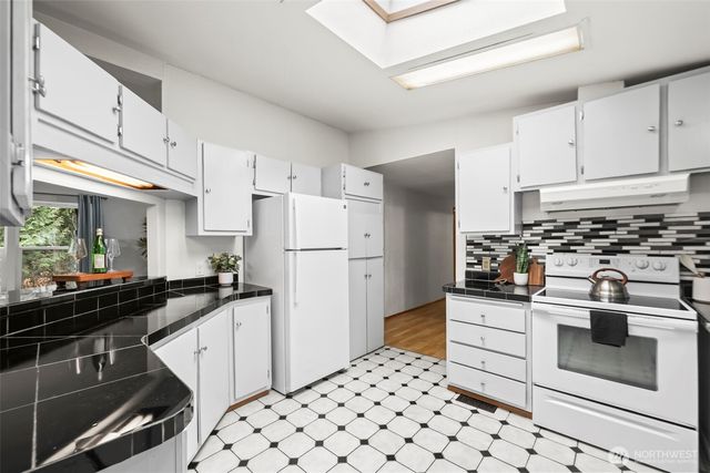 61 N Cresthill Way, Hoodsport, WA 98548