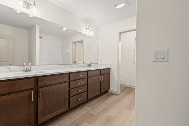 407 NE Madison Avenue, Elkhart, IA 50073